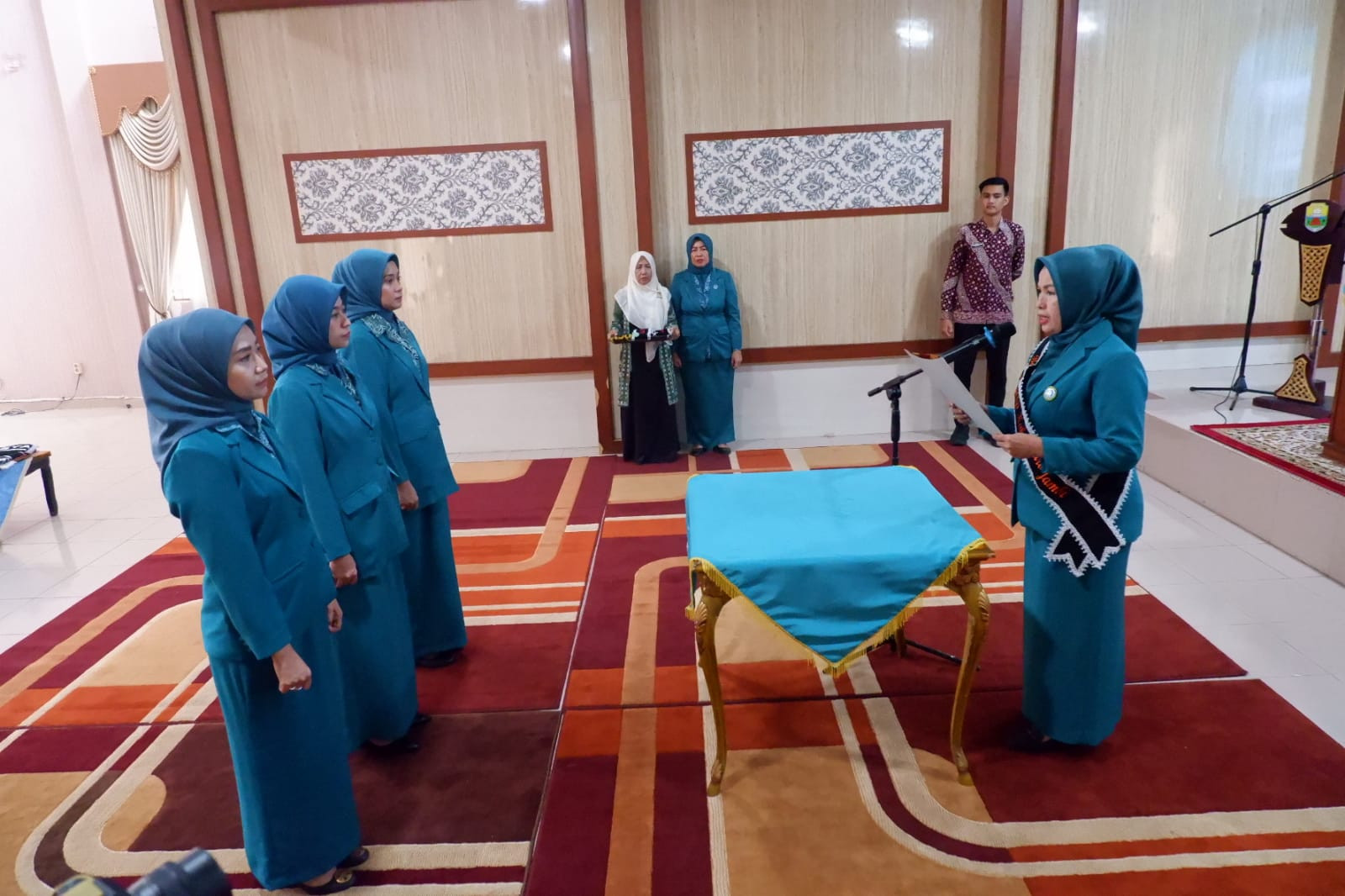 Ketua Tim Penggerak PKK Kab. Muaro Jambi Habibah Najmi, SE., Melantik Ketua TP PKK Kec Kumpeh Ulu