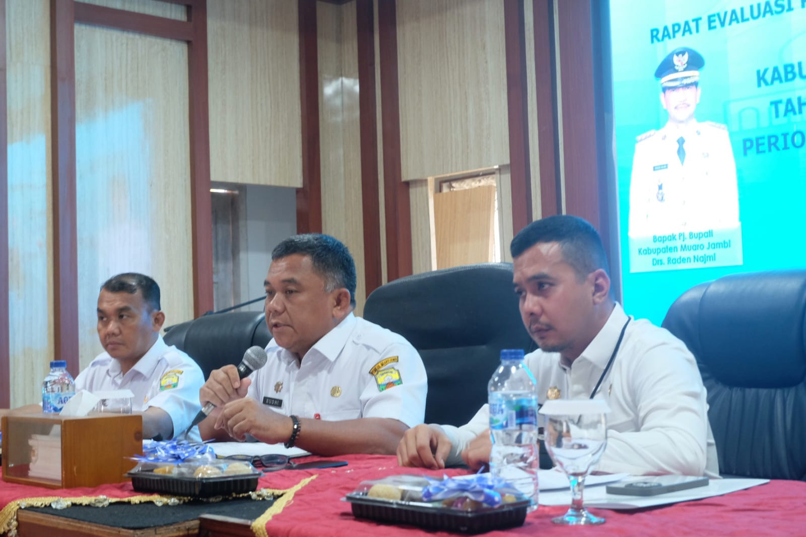Presiden Jokowi dan Ibu Iriana Tanam Pohon di Halaman Istana Kepresidenan Jakarta