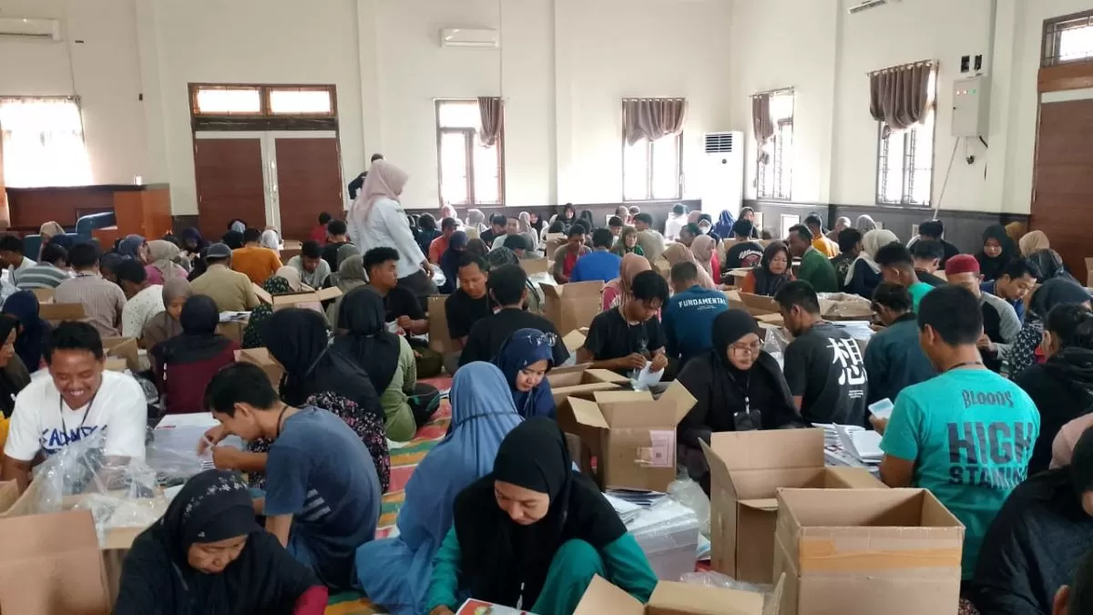 Proses Penyortiran Dan Pelipatan Surat Suara Ini Dilaksanakan Di Aula Kantor Badan Kepegawaian Daerah