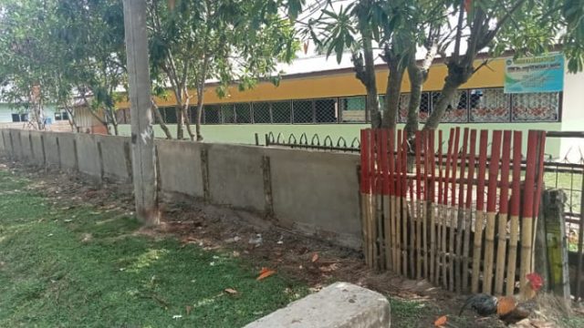 Tak Tersentuh Anggaran Pemerintah, SDN 207 Desa Selango Bangun Pagar Gunakan Dana Pribadi.