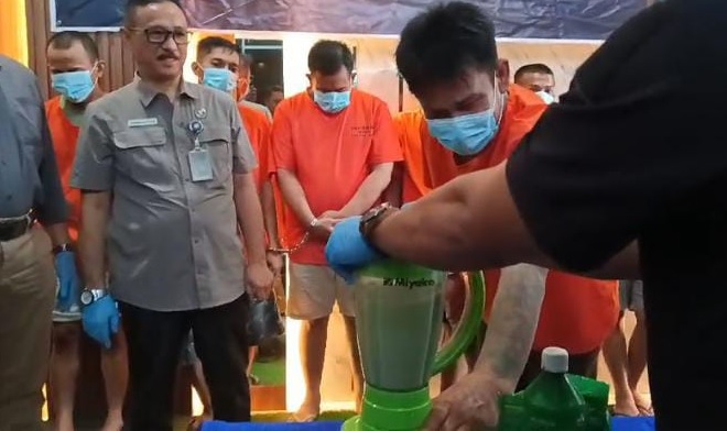 Warga Teluk Dawan Ngamuk Bakar Truk Sawit Usai Tabrak Anak Kecil