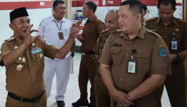 Photo : PJ Bupati Merangin Jangcik Mohza Bersama Direktur RSD Kol Abundjani Bangko dr. Irwan Kurniawan Beserta Staf Dalam Meninjau Pelayanan RSD Kabupaten Merangin.