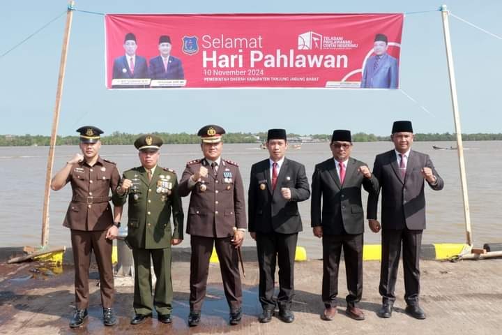 Pjs Bupati Tanjab Barat Hadiri Upacara dan Pelarungan Bunga dalam Rangka Peringatan Hari Pahlawan