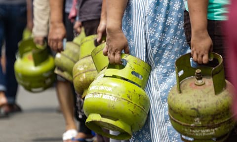 Jelang Puasa Ramadhan Mak-Mak Desa Telentam Keluhkan Susah Dapat Gas lpg 3kg, Harga Nya Pun 40 ribu pertabung.