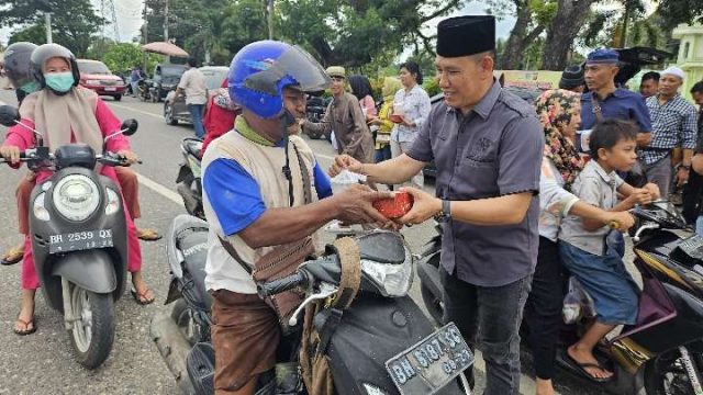 Berkah Ramadhan, Sat Intelkam Polres Sarolangun Bagi Ratusan Takjil Dan Sembako Kepada Masyarakat.
