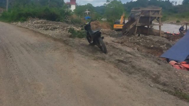 Aktivitas PETI Di Desa Pulau Tebakar, Mengganggu Aktifitas Warga, Merusak Bahu Jalan Raya.