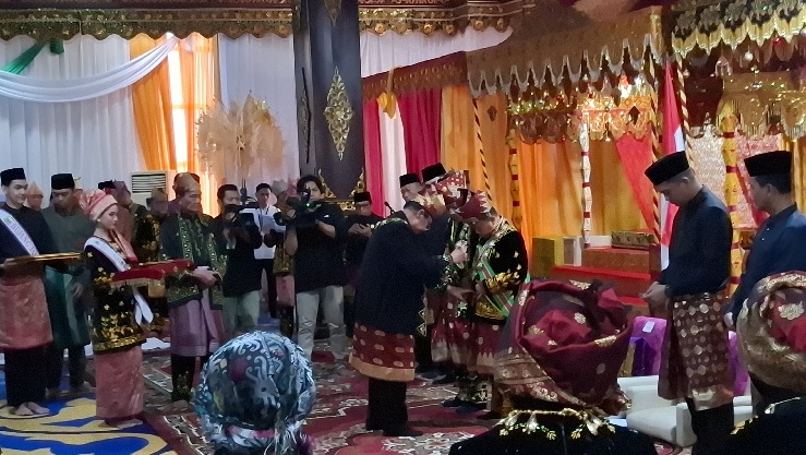 Gubernur dan Wakil Gubernur Jambi Dikukuhkan Sebagai Pemangku Adat