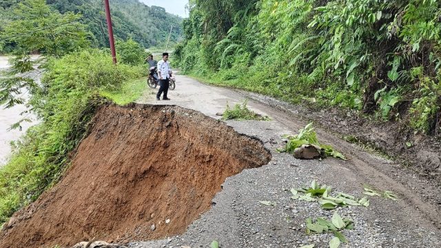 BREAKING NEWS, Longsor Terjadi Di Tabir Barat, Akses Jalan Kabupaten Putus, Camat Pastikan Hari Ini Terkendali.
