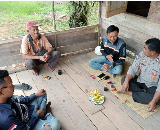 Dekatkan Diri dengan Warga, Bhabinkamtibmas Muara Bulian Ajak Lawan Premanisme dan Jaga Kamtibmas