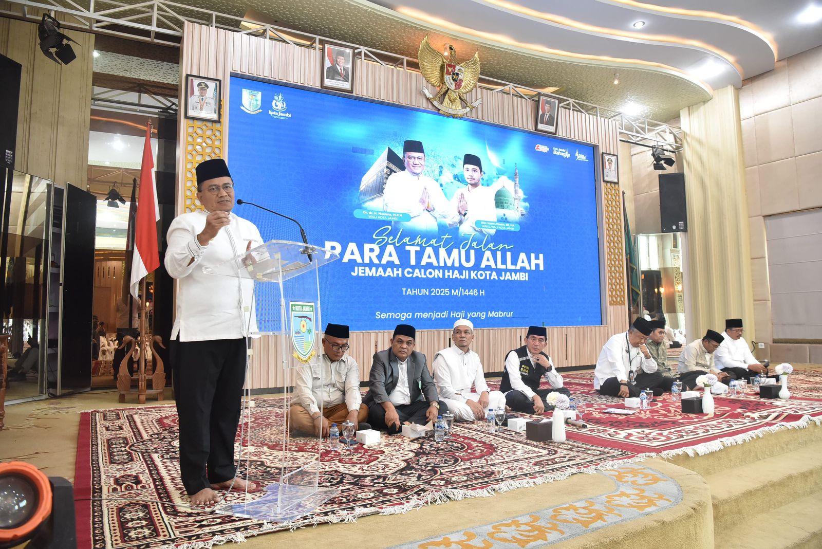 Tak Hanya Bahan Pokok, Walikota Maulana Juga Salurkan Bantuan Kursi Roda dan Tongkat untuk Warga Rentan
