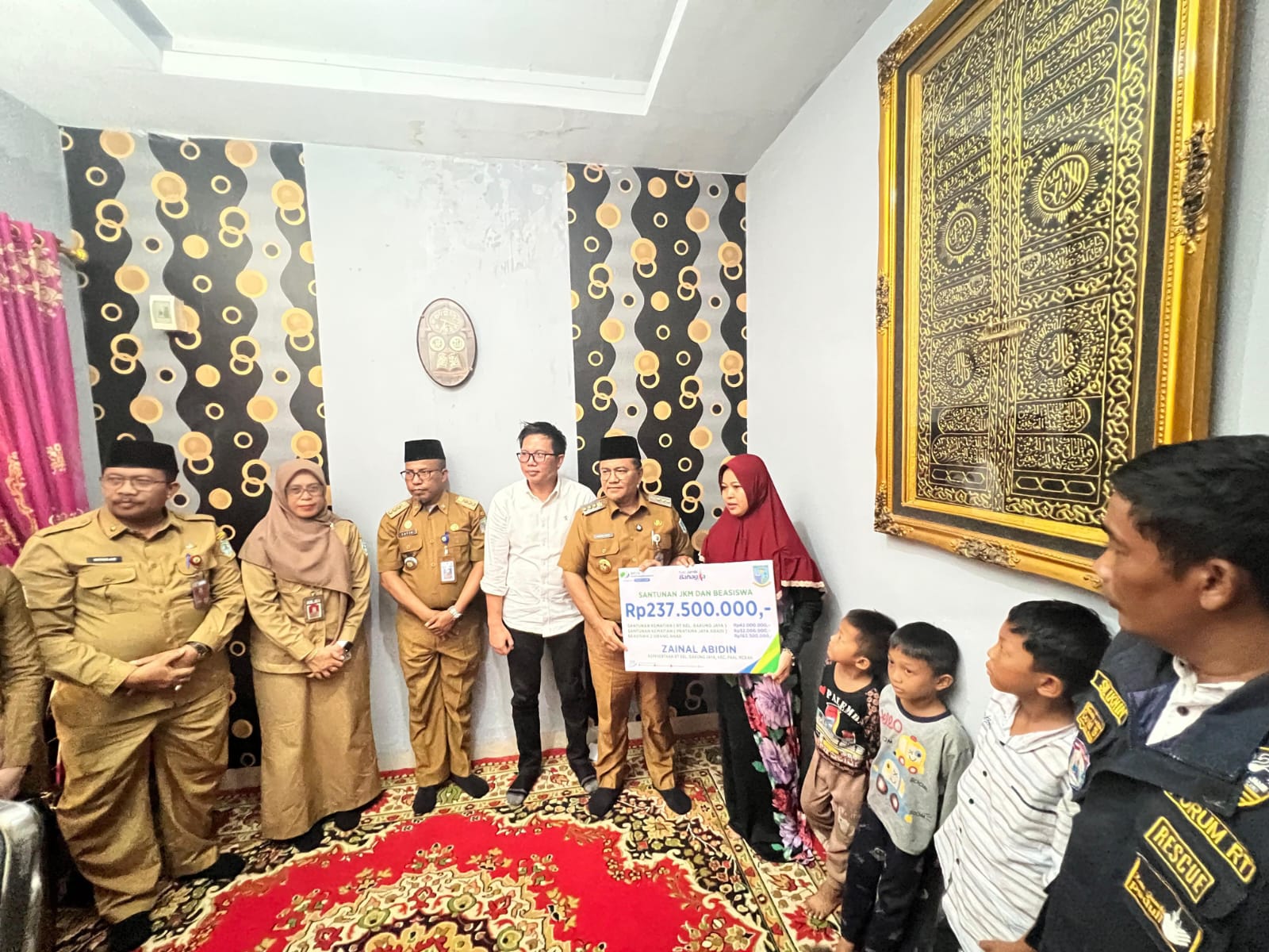 Perkuat Program Kota Bahagia, Walikota Jambi Wisuda 44 Lansia Tangguh