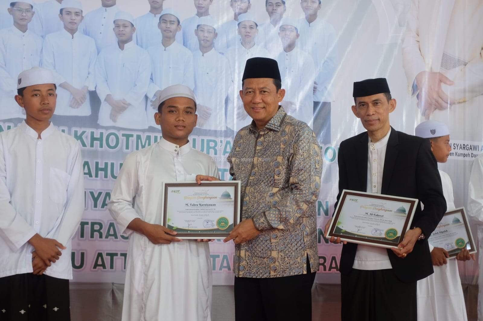 Bupati Muaro Jambi Bambang Bayu Suseno, SP., MM, M. Si Menghadiri Acara Kelulusan dan Khotmil Qur’an Binnazor Bagi Santri Angkatan XI Kabupaten Muaro Jambi