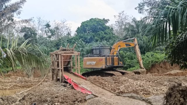 Berkedok Galian C, Satu Unit Alat Excavator Disinyalir Milik Tekun, Juga Digunakan Bermain PETI Di Tabir.