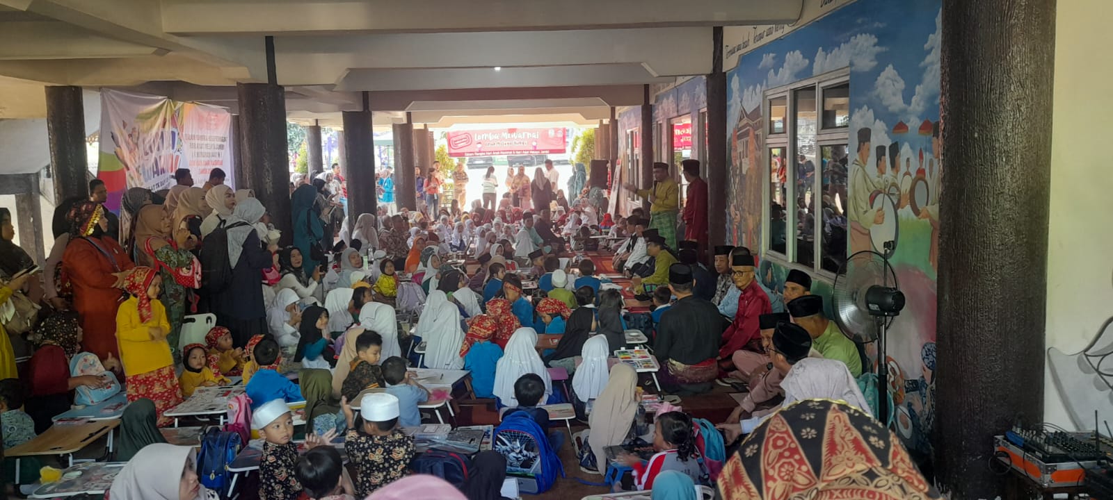 Wali Kota Sungai Penuh Berikan Seragam Sekolah Gratis ke Anak TK Hingga SMP