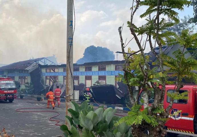 Gedung Eks Asrama UIN Jambi Dilalap Api, Kantor Cabang Bank dan Ruko Sekitar Juga Terbakar