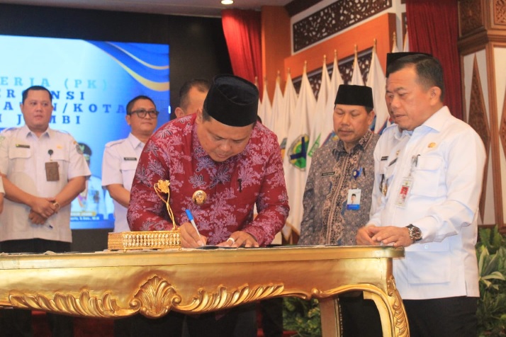 Dukung Ketahanan Pangan :Bhabinkamtibmas Polsek Rimbo Bujang Pantau Lahan Jagung di Desa Mekar Kencana