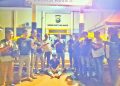 Pohon Besar di Pinggir Jalan Lintas Desa Kota Baru Tumbang, Timpa Warung Warga