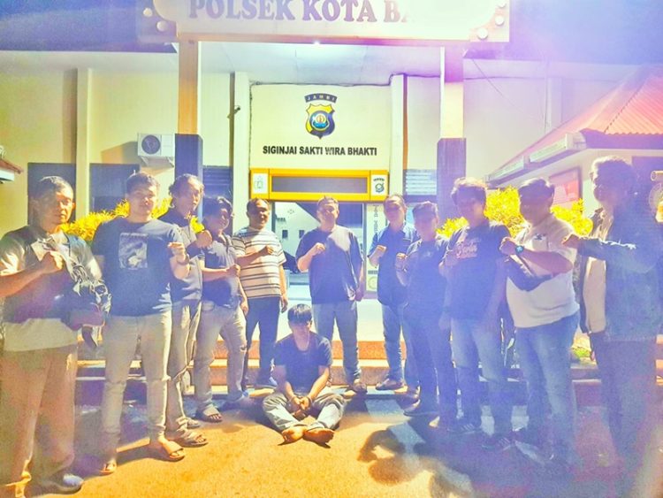 Pohon Besar di Pinggir Jalan Lintas Desa Kota Baru Tumbang, Timpa Warung Warga