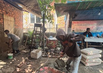 Dinsos Kota Jambi Serahkan Bantuan Perbaikan Rumah dan Paket Buku Tulis Kepada Warga Rajawali