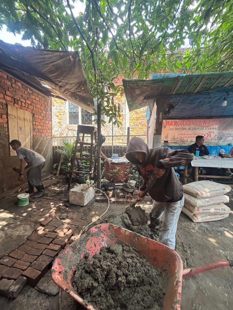 Dinsos Kota Jambi Serahkan Bantuan Perbaikan Rumah dan Paket Buku Tulis Kepada Warga Rajawali