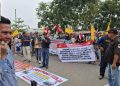 Massa AKBP Demo Depan Rumdis Gubernur, Tuntut Batalkan Pelantikan Mat Sanusi Sebagai Ketua KONI Jambi