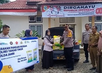 Polres Tanjab Timur Bersama Bulog Gelar Gerakan Pangan Murah untuk Warga Talang Babat