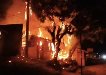2 Kios di Depan SMPN 18 Kota Jambi Hangus Terbakar