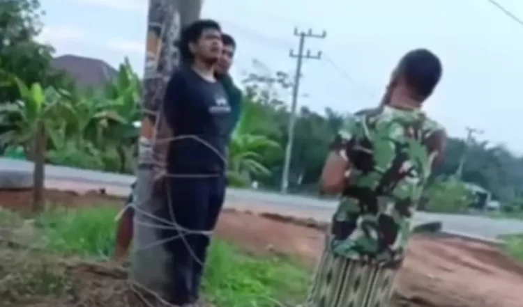 Kepergok Maling Minyak Mobil, Pria Asal Muaro Jambi Ini Diikat di Tiang Listrik
