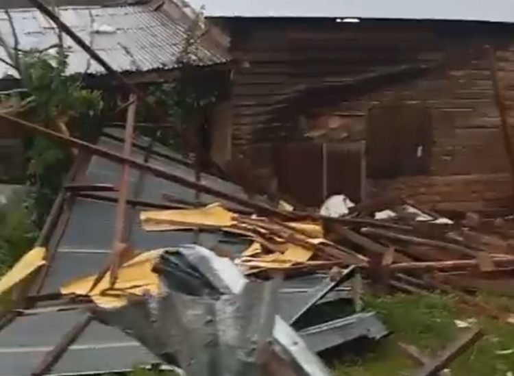 Diterpa Hujan Badai, Rumah Warga Kuala Tungkal Roboh