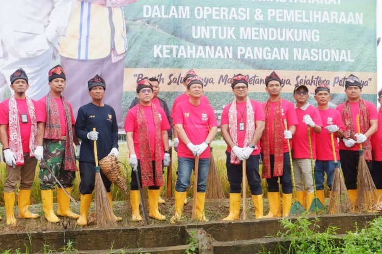 Bupati Muaro Jambi Dr. Bambang Bayu Suseno, SP, MM, M.Si Membuka Kegiatan Gerakan Irigasi Bersih (GIB) Daerah Irigasi Rawa (DIR) di Desa Sungai Duren