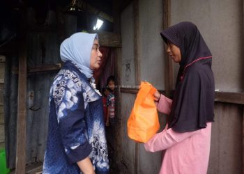 Ketua Tim Penggerak PKK Muaro Jambi, Ririn Novianty, Bersama Dinas Sosial Kabupaten Muaro Jambi, Melakukan Penyaluran Bantuan Sosial Bagi Masyarakat yang Kurang Mampu