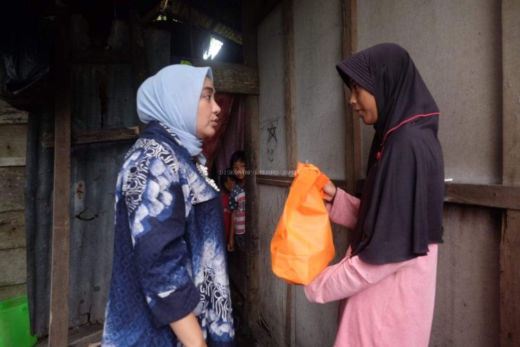 Ketua Tim Penggerak PKK Muaro Jambi, Ririn Novianty, Bersama Dinas Sosial Kabupaten Muaro Jambi, Melakukan Penyaluran Bantuan Sosial Bagi Masyarakat yang Kurang Mampu