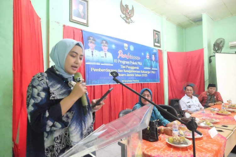 Ketua Tim Penggerak Pemberdayaan Kesejahteraan Keluarga TP PKK Kabupaten Muaro Jambi, Ririn Novianty, Membuka Pembinaan 10 Program PKK Kec. Mestong
