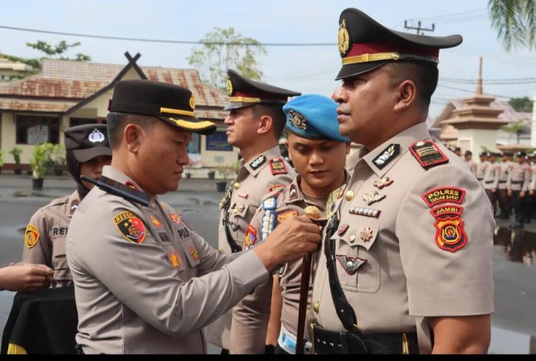 Kapolres Tanjab Barat Pimpin Upacara Sertijab Kasat Lantas dan Kapolsek Tungkal Ilir