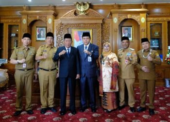 Bupati BBS Ikut Panen Raya Perdana Padi di Desa Pudak