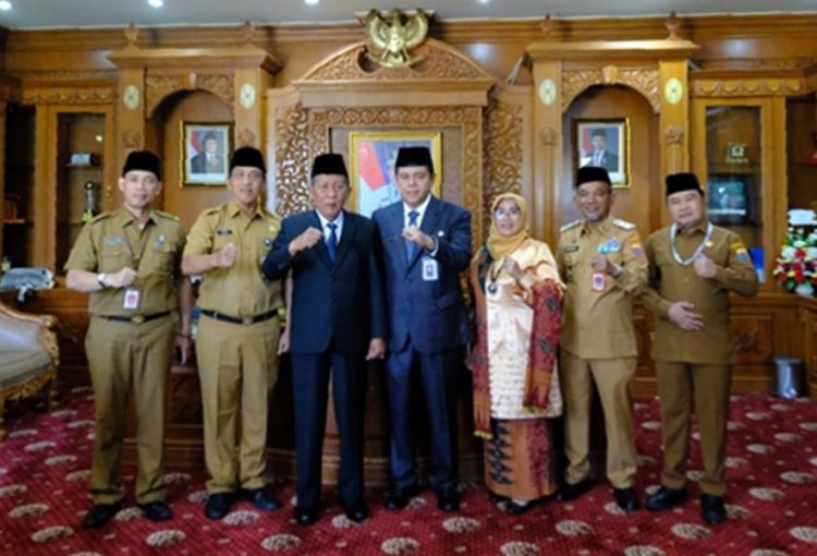 Bupati BBS Ikut Panen Raya Perdana Padi di Desa Pudak
