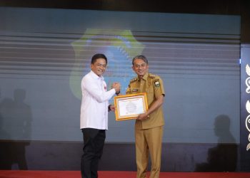 Penyerahan Surat Tanda Registrasi Tim Tanggap Insiden Siber Pemerintah Kabupaten/Kota se-Provinsi Jambi