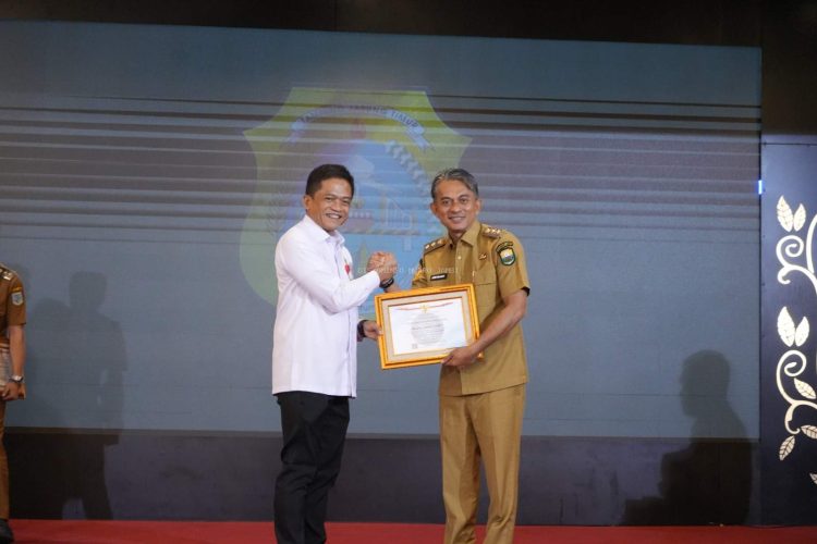 Penyerahan Surat Tanda Registrasi Tim Tanggap Insiden Siber Pemerintah Kabupaten/Kota se-Provinsi Jambi