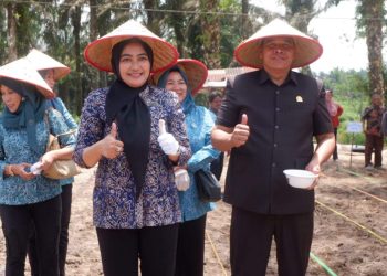Ketua TP PKK Kabupaten Muaro Jambi Ririn Novianty, SE Mengikuti Kegiatan Penanaman Jagung 1 Hektar 1 Desa