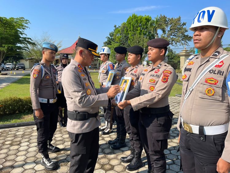 Kapolres Muaro Jambi Pimpin Upacara PTDH dan Penghargaan untuk Personel Berprestasi