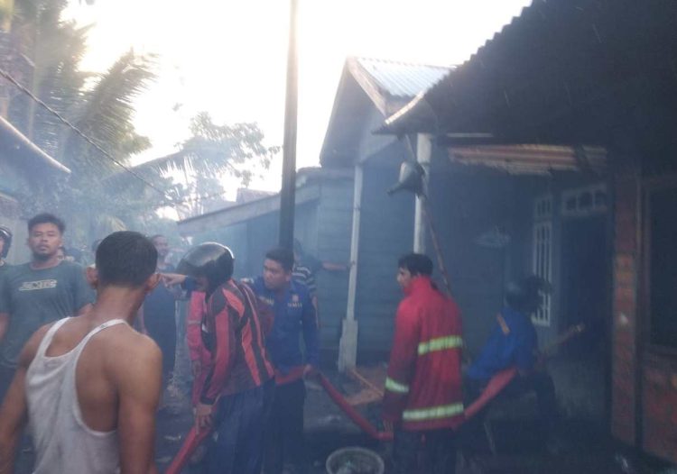 Kebakaran Melanda Permukiman Warga Tungkal Ilir, 5 Rumah Terdampak