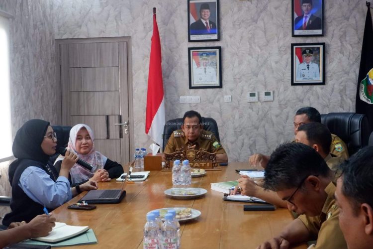 Kapolres Muaro Jambi Pimpin Upacara PTDH dan Penghargaan untuk Personel Berprestasi