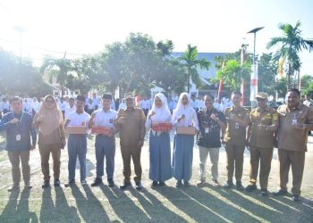 Wali Kota Jambi Serahkan Bantuan Sepatu Sekolah Gratis Kepada Siswa/i Sekolah Rakyat