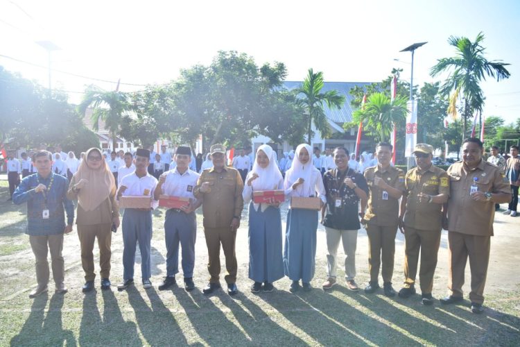 Wali Kota Jambi Serahkan Bantuan Sepatu Sekolah Gratis Kepada Siswa/i Sekolah Rakyat
