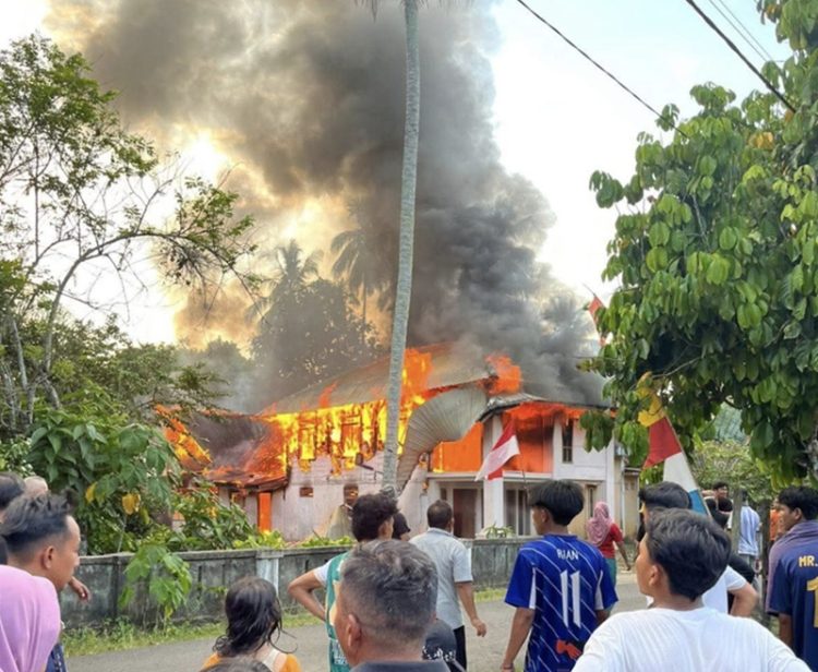 Ditinggal Keluar Nonton Bola di Lapangan, 1 Unit Rumah di Jujuhan Hangus Terbakar