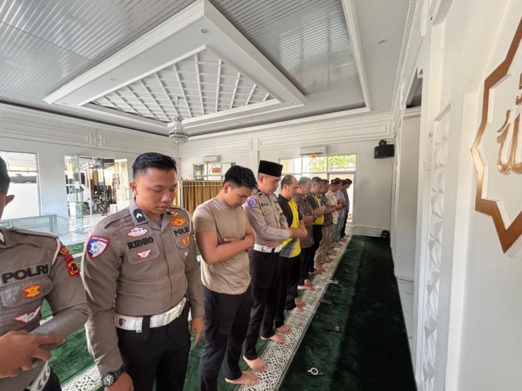 Polres Kerinci Shalat Gaib untuk Korban Ojol Terlindas Mobil Brimob di Jakarta