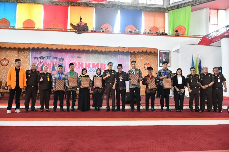 Kajati Jambi Berikan Materi Anti Korupsi Di PKKMB UNJA 2025