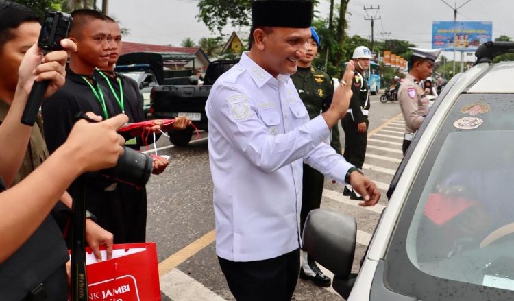 Hurmin dan Forkopimda Sarolangun Bagikan Bendera Merah Putih Sambut HUT RI ke-80