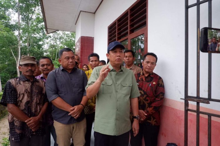 Bupati Muaro Jambi Dr. Bambang Bayu Suseno, SP., MM., M.Si Melakukan Tinjauan ke Sekolah Dasar (SDN 167/XI) Penggaratan Kecamatan Mestong