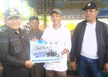 Wali Kota Jambi Serahkan Bantuan Gerobak Motor di Kelurahan Talang Bakung